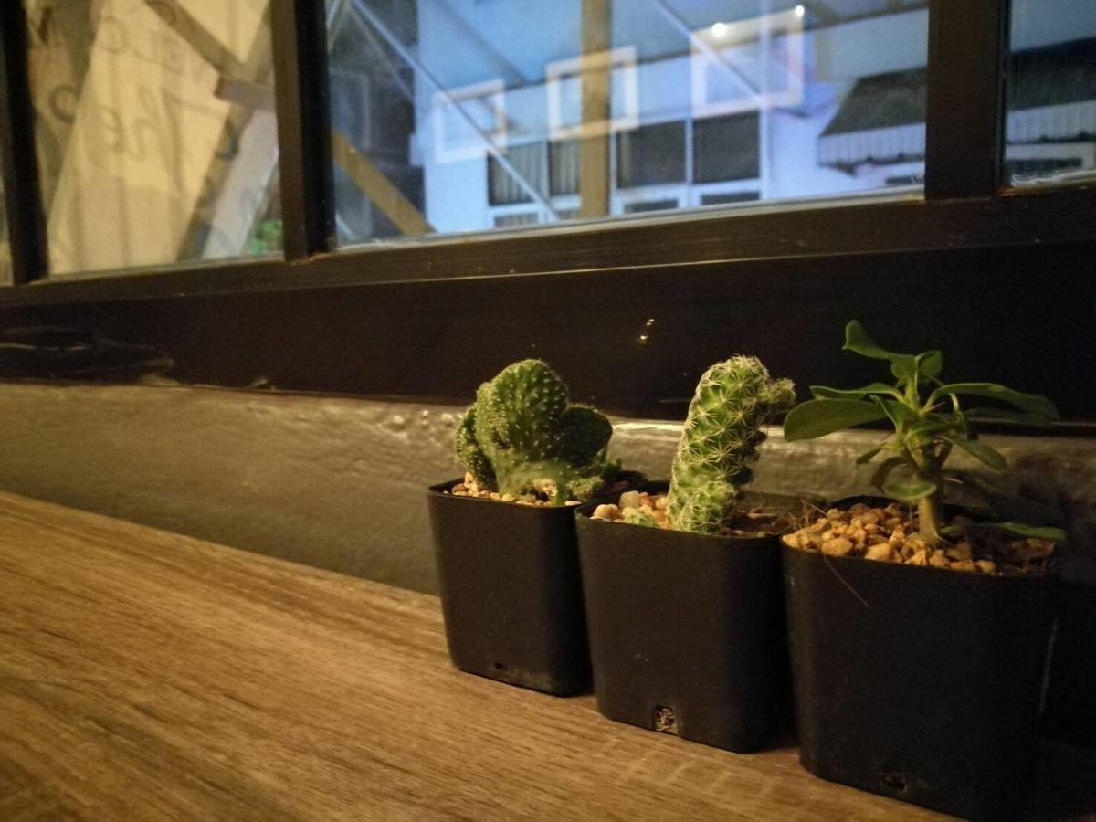 The Sleepless Boutique Hostel Бангкок Экстерьер фото