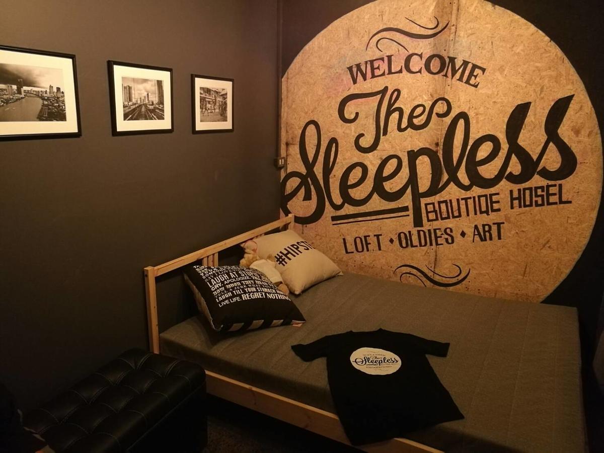 The Sleepless Boutique Hostel Бангкок Экстерьер фото