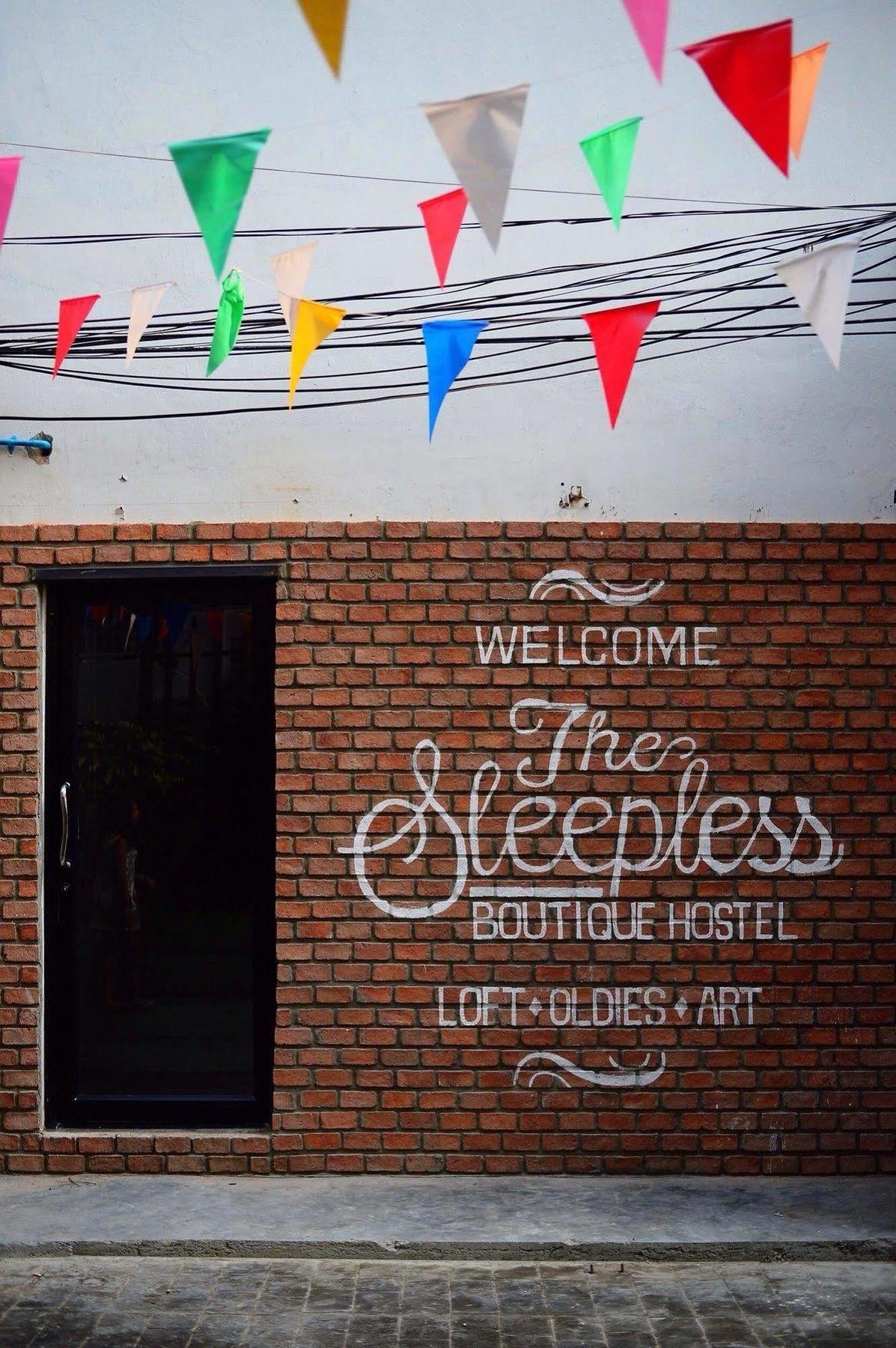 The Sleepless Boutique Hostel Бангкок Экстерьер фото