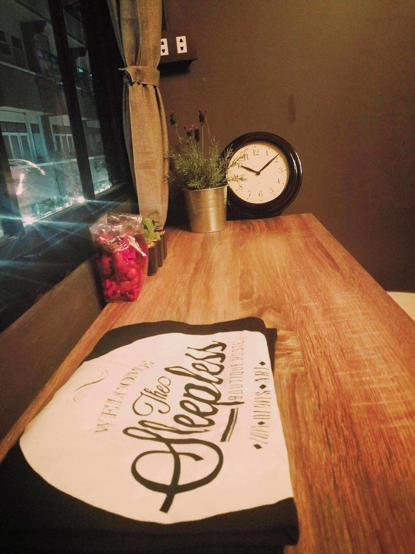 The Sleepless Boutique Hostel Бангкок Экстерьер фото