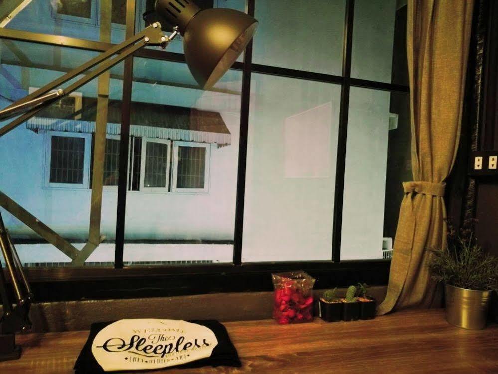 The Sleepless Boutique Hostel Бангкок Экстерьер фото